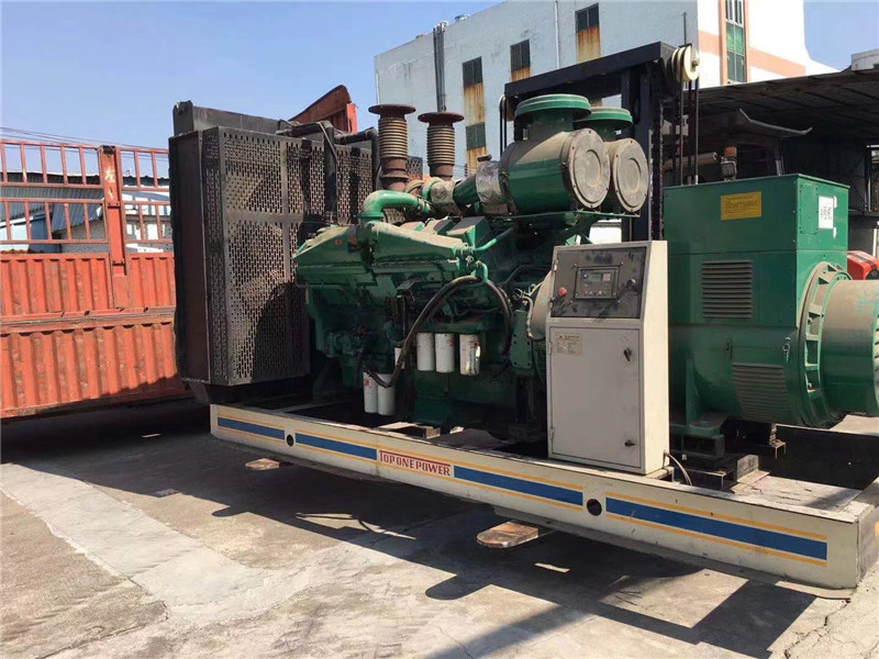 王益如何判断柴油发电机组的机油温度是否达到了合适的预热温度？